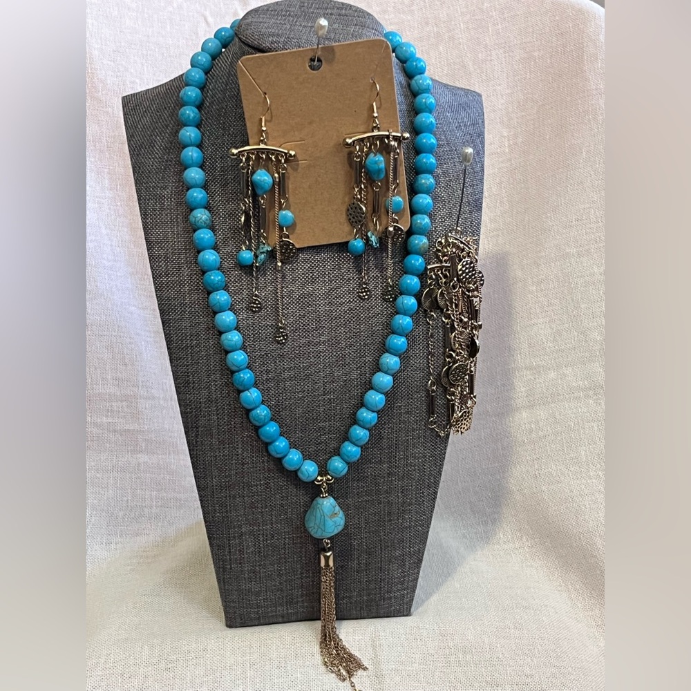 Beautiful Turquoise Beaded Necklace Set.